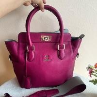 ราคา Vera Wang แท้ หนังแท้ ฐาน 10 นิ้วสูง 9.5 นิ้ว สภาพดีมากๆ แบรนด์ดัง สายยาวเดิม มีร่อยรอยใช้งานทั่วไป ทรงทำงานสีสวยมาก (24781366528)