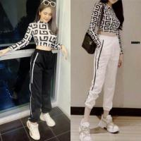 ราคา ชุดแนวสปอร์ต ชุดเซท เสื้อครอป แขนยาว พิมพ์ลายกราฟฟิก + กางเกงวอร์ม ขายาว ชุดเที่ยว ชุดสตรีท เสื้อผ้าแฟชั่น 9880 10417 (2450292274)