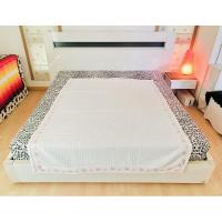 ราคา ผ้าห่ม หรือผ้าปูรองนอน ขนาด 4.5-5ฟุต ผ้าชีฟองสีขาวลายวินเทจขอบปักลายดอกวินเทจรอบด้าน ยี่ห้อ CHEREVILLE มือสองเกาหลีแท้ (20672429153)