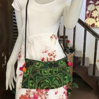 ราคา กระเป๋าสะพายผ้าฝ้ายปักม้ง ทรงสี่เหลี่ยม ของที่ระลึกจากเชียงใหม่ภาคเหนือ ถักทอมือ Hmong embroidered shoulder bag Handmade (6863971322)