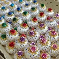 ราคา เหรียญโปรยทาน เหรียญโปรยทานผอบ ผอบตกแต่ง ตลับตกแต่ง ริบบิ้นขอบทอง สีขาว คละสีกุหลาบด้านบน ตัวเปล่า 1แพค50ชิ้น (22171623264)