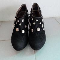 ราคา รองเท้าส้นสูงหุ้มข้อ ผ้ากำมะหยี่สีดำ (53828133)