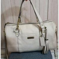 ราคา กระเป๋าแบรนด์ Coach แท้ หนังแท้ๆ สีครีมทั้งใบ ทรงหมอนไซส์ 12 นิ้ว มีสายยาว ซับในสะอาด อะไหล่ทองเหลือง ขาย 790 บาทค่ะ (25017600820)