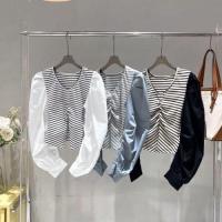 ราคา เสื้อคอวี ลายทาง แฟชั่นเกาหลี แขนยาว ผ้าเรียบ ดีไซน์ลายขวางสีดำ-ขาว แขนบอลลูน คอวี (44319034944)