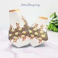 ราคา จิตต์ติมา เบญจรงค์ แจกันแฝดเหลี่ยม เบญจรงค์ (สินค้า OTOP 5 ดาว) (3690733736)