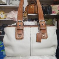 ราคา กระเป๋าcoach​ ของแท้​ หนังแท้สีขาว​มือ2​ ขนาด16นิ้ว​ สะพายไหล่​ สภาพดี​ ซับม่วงอ่อน​สะอาด​ อะไหล่เงิน​ (4244601904)