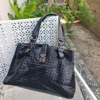 ราคา กระเป๋าสานสไตล์โบเทก้า หนังแท้มือสองสีดำ ด้านในเป็นผ้าสักหลาดแบบดีสีเบจ สามช่องการใช้งาน หนังนิ่ม (14916970234)