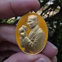 ราคา เหรียญในหลวงทรงกล้อง สำนักนายกรัฐมนตรี ปี 2542 กะไหล่ทองลงยาเหลือง ประกันแท้ (28630906654)