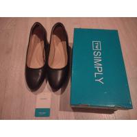 ราคา [ส่งต่อ] รองเท้าคัทชู สีดำ ทรงสวย เบอร์ 39 สูง 2 นิ้ว ส้นหนา สภาพ like new แบรนด์ Simply (แบรนด์ของ Taywin) มีกล่อง+ป้าย (23601110237)