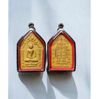 ราคา ขุนแผน หลวงปู่ทิม เสน่ห์แรง เนื้อผงพรายกุมา หลังฝังตะกรุดเรียกว่า “ตะกรุดสาริกาคู่” พร้อมกรอบแสตนเลส (49952953688)