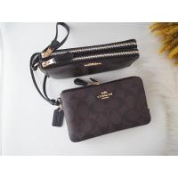 ราคา พร้อมส่ง แท้ หิ้วจากUSA คล้องมือ Size S แบบ2ซิป COACH F66506 DOUBLE CORNER ZIP WRISTLET IN SIGNATURE (16664656572)