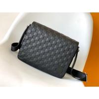 ราคา LOUIS VUITTON District กระเป๋าทรงแมสเซนเจอร์ ผ้าแคนวาสและหนังวัว ขนาดเล็ก สำหรับผู้ชาย M42711 581 (26783411149)