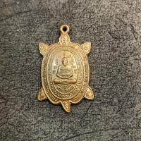 ราคา เหรียญเต่า หลวงปู่หลิว รุ่นอธิบดีเมตตามหาลาภ ปี 40 (44474945505)
