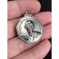 ราคา หลวงพ่อขจร วัดคร้อพนัน ปี37กะไหล่เงินเดิม (พระแท้100%) (26511545968)