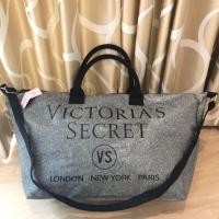 ราคา Victoria's Secret CANVAS GLITTER GREY LARGE RUNWAY SLING BAG (1757144084)