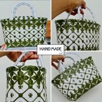 ราคา กระเป๋าแฮนด์เมด กระเป๋าสานพลาสติก สีขาว สีเขียวขี้ม้า ขนาด23×11สูง18เซนติเมตร (28655521129)