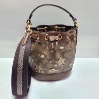 ราคา 8.8 Super Salesราคาเท‼️กระเป๋า Coach ทรงขนมจีบมินิ สีน้ำตาล มีสายสปอร์ต crossbody✔️✅️ของใหม่ แท้100% ป้าย tag ครบค่ะ (28601299535)