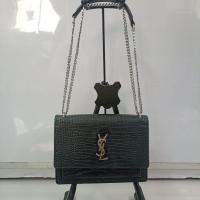 ราคา YSLกระเป๋าทรงคล้องไหล่หนังแท้สีดำอะไหล่สีเงินมีเฟสบ้างสะพายได้สภาพดีซับในสะอาดช่องการใช้งานเยอะ ขนาด 9.5" (25061133638)