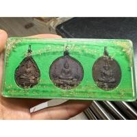 ราคา ชุดเหรียญพระแก้วมรกต 3ฤดู หลังพระบาทสมเด็จพระพุทธยอดฟ้ามหาราช วัดพระเชตุพน ปี2524 (27187616862)