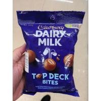 ราคา Cadbury Dairy Milk Top Deck Bites 135g.ช็อกโกแลตนมสดไส้ช็อกโกแลตขาว 135 กรัม (43608691183)