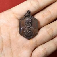 ราคา เหรียญหลวงปู่ขาว วัดถ้ำกลองเพล รุ่นทวิธรรม ด้านหลังรูปหลวงปู่แหวน เนื้อทองแดงตอกโค๊ด ปี2528 (21772395007)