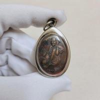 ราคา เหรียญหลวงปู่สรวง รุ่นเทวดาเล่นดิน ยิ้มรับทรัพย์ วัดไพรพัฒนา จ.ศรีสะเกษ (18480139877)