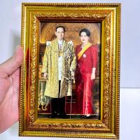 ราคา กรอบรูปพร้อมภาพ ในหลวง ร.9 พระราชินี ขนาด 5x7 นิ้ว มีขาตั้งและที่แขวน เสริมฮวงจุ้ย เป็นของขวัญ ที่ระลึก ของฝาก (24716433835)