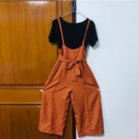 ราคา ชุดเซ็ตเอี๊ยมสีส้มอิฐ มีเชือกผูก แถมเสื้อสีดำ (2203548965)