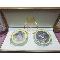 ราคา ชุดเหรียญที่ระลึกในหลวง ร.9 และพระราชินี 1 ชุด 2 เหรียญ พร้อมกล่องผ้าไหมทองจากกรมธนารักษ์อย่างดี (22848892668)