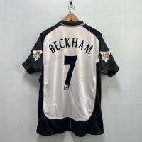 ราคา เสื้อบอลย้อนยุค แมนยู 2001/02 เยือน 100 ปี ใส่ได้ 2 ด้าน - Full กำมะหยี่ BECKHAM 7 ด้านสีขาว และ หลังโล่งๆ ด้านสีทอง (45501722604)
