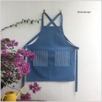 ราคา ผ้ากันเปื้อนสีฟ้ากระเป๋าสกรีนลายริ้วขาว (2676979544)