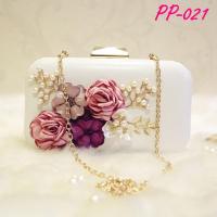 ราคา กระเป๋าออกงานสีขาวแต่งลายดอกไม้ มาพร้อมโซ่สายสะพายข้าง (295193655)