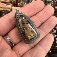 ราคา พระรอดเมืองลำพูน วัดพระธาตุหริภุญชัย เลี่ยมกรอบเลสแบบโบราณ (43768364901)