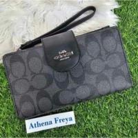 ราคา เหมือนใหม่ กระเป๋าสตางค์ ใส่โทรศัพท์ มีสายคล้องมือ มือสองของแท้ Coach C3874 Tech Phone Wallet In Signature สีเทาดำลายซี (25154587165)