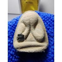 ราคา (2) พระปิดตาหลังแบบ หลวงพ่อแก้ว รุ่น แก้วมณีเจ็ดสี เนื้อผง ฝังพลอยเสก หลวงพ่อแก้ว วัดเครือวัลย์ ชลบุรี ปี 2538 (23263831165)