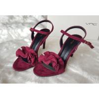 ราคา รองเท้าส้นสูง vnc สีแดงกำมะหยี่ สภาพดี (2325675642)