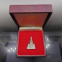 ราคา พระพุทธโสธร รุ่นสร้างพระอุโบสถ พิมพ์ใหญ่ เนื้อเงินขัดเงาบางส่วน วัดโสธรวรารามวรวิหาร พ.ศ.2539 พร้อมกล่องเดิม (28705004597)
