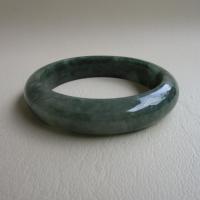ราคา กำไลหยกพม่า Jadeite type A ทรงกลมท้องแบน ขนาดวงใน 58.5mm กว้าง 14mmสวมใส่ได้ทุกเพศ (23979847026)