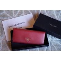 ราคา [แท้] กระเป๋าสตางค์ Prada Saffiano Wallet สีแดงมือสอง (16819019275)