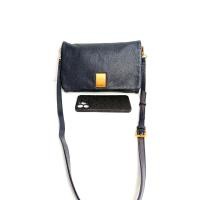 ราคา กระเป๋ามือสอง ราคา 690 บาท ครอสบอดี้ หนังแท้ งานหลายช่อง แบรนด์ Couronne สายยาวสายเดิม *ซับในเลอะนิดหน่อยหนังมีรอยกดทับ* (23025523826)