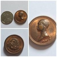 ราคา เหรียญเสด็จพ่อ ร.5 รุ่น “เสริมบารมี” วัดสุทัศน์ ปี พ.ศ. 2539 พิธีใหญ่วัดสุทัศน์ฯ / ตอกโค๊ดและหมายเลข รายละเอียดเหรีย (40318864962)