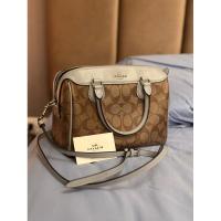 ราคา ส่งต่อ Coach หมอน มือ 2 ของแท้ 100% (21077710500)