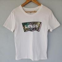 ราคา LEVI'S เสื้อยืดสีขาวครีม ไซส์ XS มือสองสภาพดี อกเสื้อ 37" ความยาว 24.5" (23846177361)