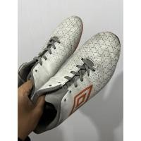 ราคา รองเท้าฟุตบอล รองเท้าสตั๊ด umbro ของแท้100% มือ2 สภาพตามรูป เอาไปติดกาวตรงพื้นก็ใช้งานได้ปกติ (24082113882)