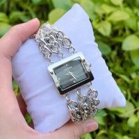 ราคา นาฬิกาข้อมือยี่ห้อหรู guess หน้าปัดประดับเพชร ขนาด 29มม. สายโซ่สามสาย พร้อมกล่องหนังแบรนด์ฟรี (15235666017)