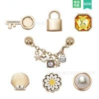 ราคา jibbitz crocs ของแทั jibbitz crocs รองเท้าสไตล์อินหนังสือสีแดง ออกแบบมาพร้อมสายคาดรอบรองเท้า ประดับด้วยดอกไม้มุกและเครื่องประดับโลหะ น่ารักและมีเอกลักษณ์เฉพาะตัว (51251914086)