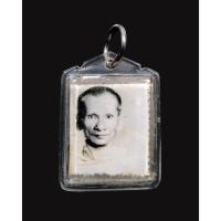 ราคา รูปถ่ายอัดกระจกรุ่นแรก หลวงพ่อเขียน วัดบ้านพร้าวนอก ขอบแสตมป์ หลวงพ่อมี พุทธาภิเษก แจกในงานศพ ปี 2506 หลังจารหมึกน้ำเงิ (44159523565)