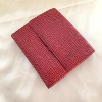 ราคา กระเป๋าสตางค์แบรนด์เนมของแท้มือสอง Louis EPI หลุยส์ทรงสั้นลายไม้สีแดง (8954939595)