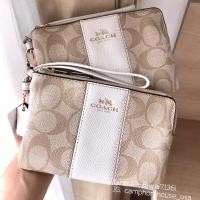 ราคา พร้อมส่งCOACH CORNER ZIP WRISTLET IN SIGNATURE COATED CANVAS WITH LEATHER STRIPE กระเป๋าคล้องมือ 1 ซิป สุดฮิต‼️ (7456890323)
