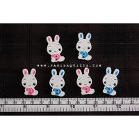 ราคา กระดุมไม้ กระดุมตกแต่ง กระดุมพิมพ์ลายการ์ตูน รูปกระต่ายชมพูฟ้า 2 รู คละสี ขนาด 30 x 17 มม. แพคละ 6 ชิ้น (รหัส bao0089) (7042221318)